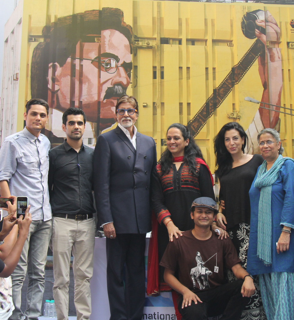 St+art Mumbai Team (L to R) Akshat Nauriyal, Arjun Bahl, Mr. Amitabh Bachchan,  Hanif Kureshi, Julia Ambrogi and Vidya Vaidya of Celebrate Bandra at the unveiling of the mural of Dadasaheb Phalke