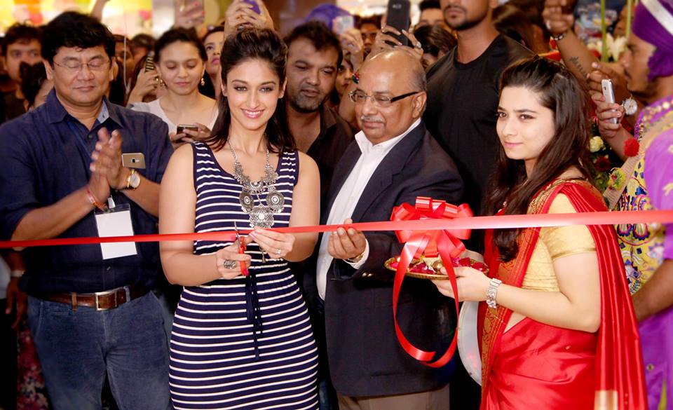 reliance trends store ritwika gupta with ileana dcruz